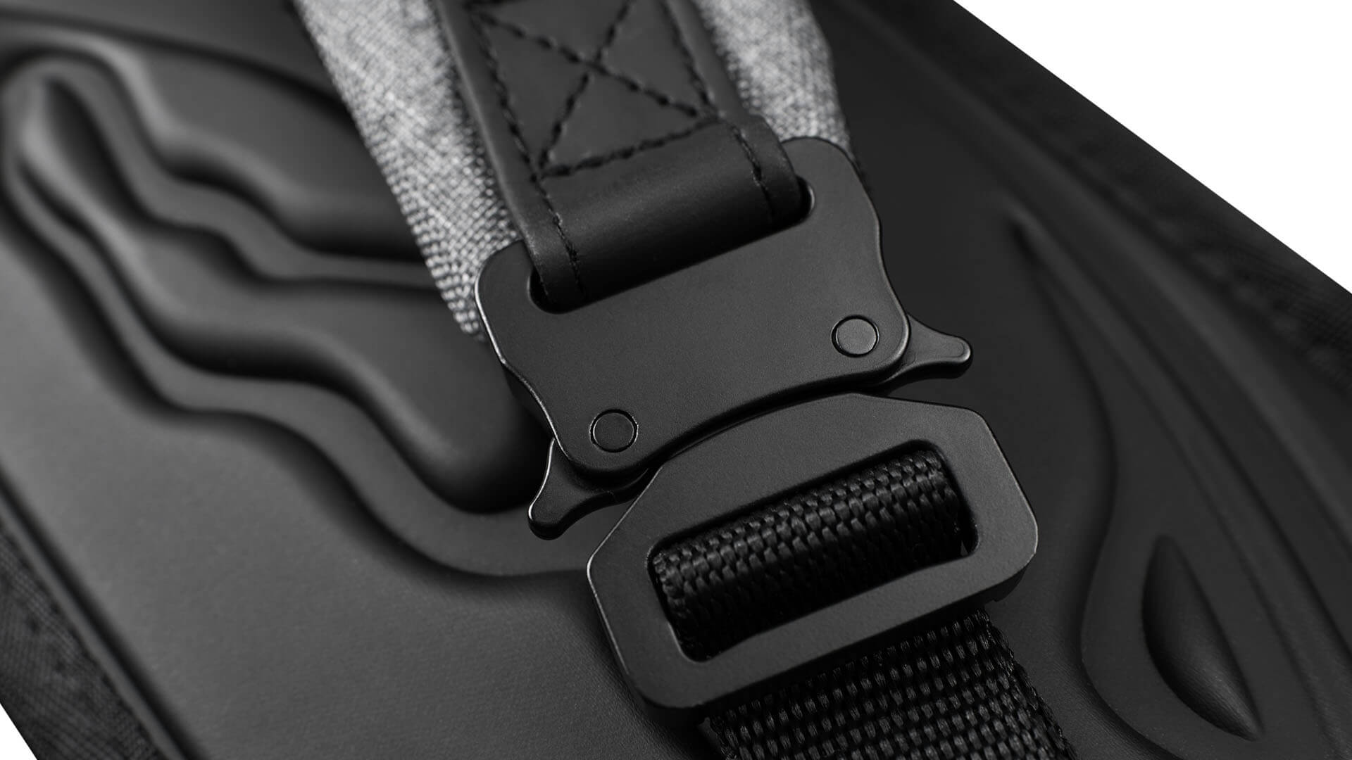 2×4-Predator-Metro-Soft-Cue-Case-Grey-Strap-Detail