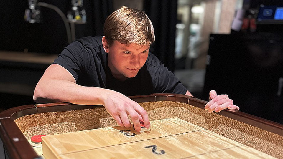 Shuffleboard Player